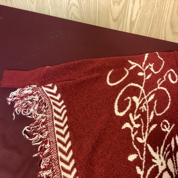 Women’s Poncho Jon & Anna red and white with fringe - Picture 7 of 11